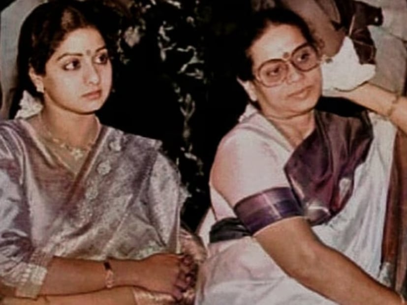 বি-টাউনের তারকা অভিনেত্রী ছিলেন তিনি। একবার পর্দায় এলেই তাঁর দুষ্টু-মিষ্টি হাসি, মাতাল করা দুটো চোখ যেন ভক্তদের মনে গেঁথে যেত। দক্ষিণ ভারতীয় এই সুন্দরী যেন দাপটের সঙ্গে শাসন করতেন বলিউডকে। কথা হচ্ছে শ্রীদেবীর। তাঁর ফিল্মি কেরিয়ারের কথা আলাদা করে বলে দিতে হয় না। দক্ষ অভিনয়ের জোরে আজও তিনি ভক্তদের মনে অমর। তবে একটা সময় ছিল, যখন তাঁর ব্যক্তিগত জীবন নিয়ে কম চর্চা হয়নি। 