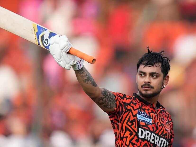 এদিকে আইপিএল-এ প্রথম শতরান করার জন্য প্লেয়ার অফ দ্য ম্যাচ-এর মুকুট উঠেছে ঈশানের মাথায়। তাঁর কথায়, “আমি একটু ভয়েই ছিলাম। প্যাট (কামিন্স) এবং কোচ দুজনেই আমায় প্রচুর আত্মবিশ্বাস জুগিয়েছেন। পরিবেশও বেশ ঠান্ডাই ছিল। আমি মাঠে নিজের ইনিংসটা দারুণ উপভোগ করেছি।” 