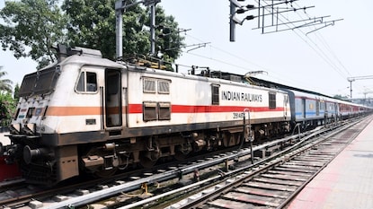 * দেরিতে ট্রেন চলাচল নিয়ে ভুরি ভুরি অভিযোগ যাত্রীদের