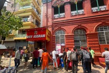 জমজমাট দোলের মজা, জোর লড়াই ঠান্ডাই আর ভাং-এর শরবতের