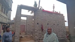 বাড়ির ছবি না তুলেই চলে গেলেন সরকারি কর্মী! কারণ জানলে হাঁ হয়ে যাবেন