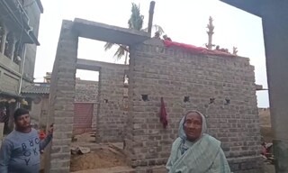 বাড়ির ছবি না তুলেই চলে গেলেন সরকারি কর্মী! কারণ জানলে হাঁ হয়ে যাবেন