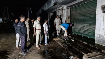 বন্ধ রাইস মিলে চলছিল কিসের কারবার! অভিযানে গিয়ে চোখ কপালে পুলিশের বন্ধ রাইস মিলে চলছিল কিসের কারবার! অভিযানে গিয়ে চোখ কপালে পুলিশের