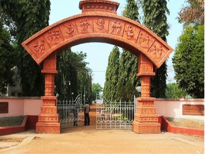 আগামী ১৪ মার্চ, শুক্রবার দোল উৎসব।পরের দু'দিন শনি ও রবিবার পড়েছে। অর্থাৎ শনিবার কোনওভাবে ছুটি ব্যবস্থা করতে পারলেই তিনদিন পরপর ছুটি।এবারও দোলের দিন শান্তিনিকেতনে বসন্ত উৎসব অনুষ্ঠান আয়োজন করবে না বিশ্বভারতী কর্তৃপক্ষ।ফলে এবার দোল উৎসবে পর্যটকদের বিকল্প জায়গা হয়ে উঠতে চলেছে তারাপীঠ।