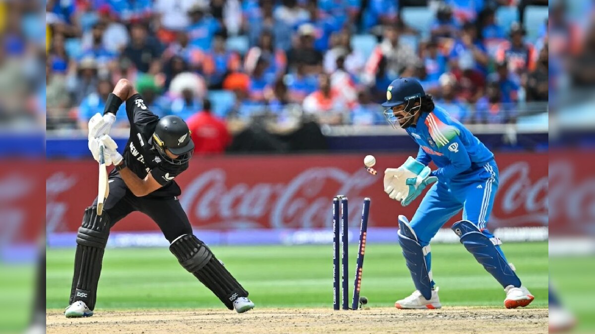 kuldeep yadav takes rachin ravindra kane williamson wicket rohit sharma virat kohli hugs him in champions trophy final, চ্যাম্পিয়ন্স ট্রফিতে গত ম্যাচে রোহিত শর্মার কাছে গালাগাল খাওয়া কুলদীপ যাদব ফাইনালে হিরো