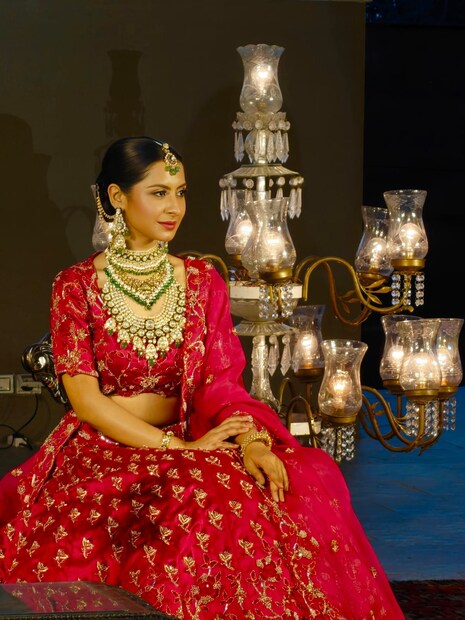 রাজকীয় ঐতিহ্যের অনুপ্রেরণায় ২৮ ফেব্রুয়ারি সেই রকমই নজরকাড়া ফ্যাশন শো-এর আয়োজন করেছিল Varda Goenka Fine Jewels by Diagold। গঙ্গার তীরে The Dockyard Company-তে আয়োজিত এই শো-তেই উন্মোচিত হল ‘Patiala Jewels’ ও ‘Jodhpur Jadau’ কালেকশন। 