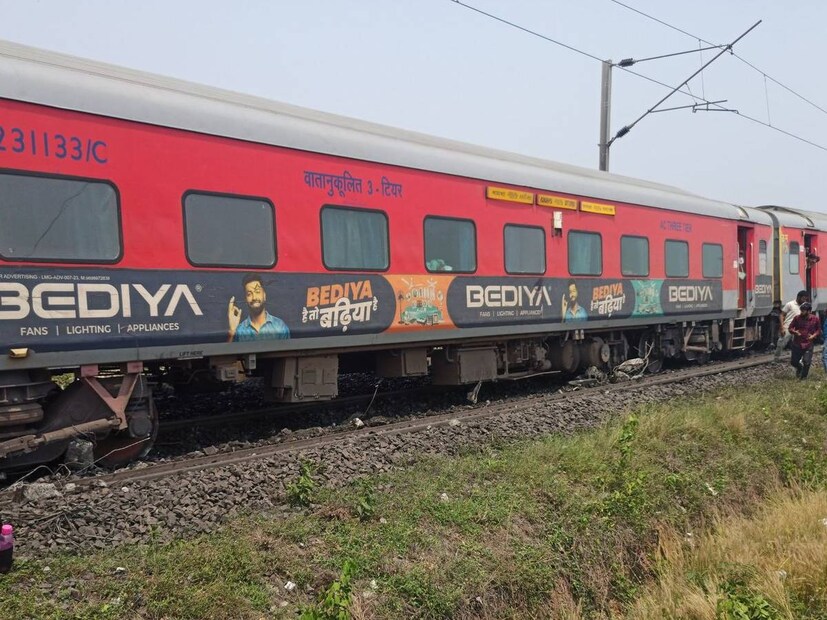 সূত্রের খবর, এই দুর্ঘটনায় এক যাত্রীর মৃত্যু হয়েছে। মৃত যাত্রীর আলিপুরের বাসিন্দা। সেই সঙ্গে বহু যাত্রী এই দুর্ঘটনায় আহত হয়েছেন বলে খবর। 