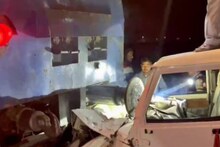 রেল লাইন পেরোনোর সময় আটকে গেল এসইউভি! লাইনে এল ট্রেন, সজোরে ধাক্কা! তারপর যা হল…