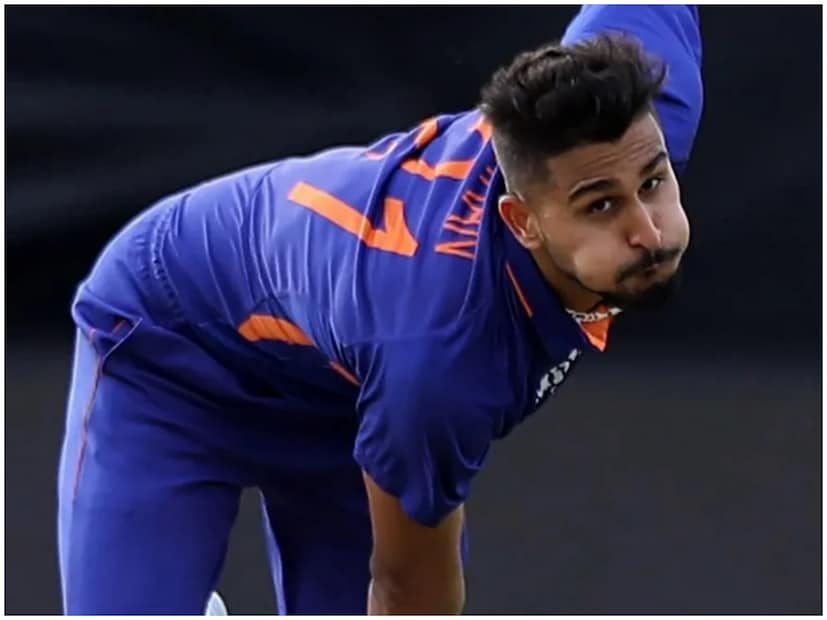 আইপিএল ২০২৫ মেগা নিলামে ভারতীয় তরুণ পেসার উমরান মালিককে কিনেছিল কেকেআর। কিন্তু চোটের কারণে আইপিএল থেকে ছিটকে যান তিনি। বর্তমানে তার পরিবর্তে কেকেআর নিয়েছে চেতন সাকারিয়াকে।
