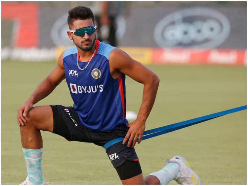 এ বার ফের ফিট হয়ে মাঠে নামার জন্য মুখিয়ে রয়েছেন কাশ্মীরের স্পিডস্টার উমরান মালিক। কলকাতা নাইট রাইডার্সের সংসারে যোগ দিয়েছেন গতির ঝড় তোলা কাশ্মীরের বোলার উমরান। তার ১৫০ কিমি স্পিডে বল করা নিয়ে একসময় শোরগোল শুরু হয়ে গিয়েছিল।