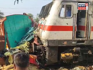 হোলির সকালে ভয়াবহ রেল দুর্ঘটনা! দ্রুত গতির ট্রেনের সামনে এসে যায় ট্রাক, তারপর...