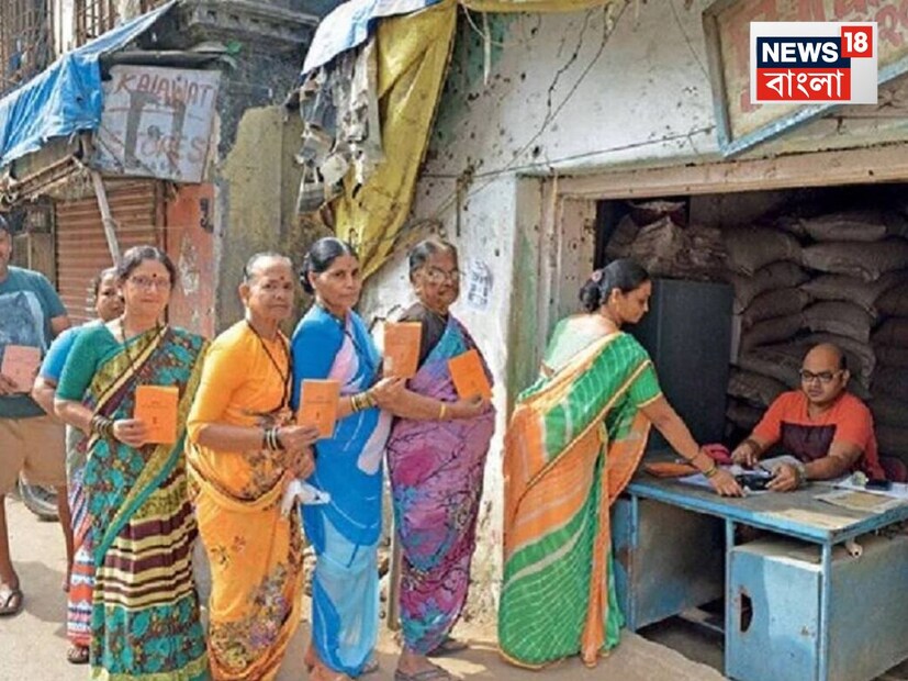 কেন্দ্র সরকার রেশন কার্ড নিয়ে নতুন নিয়ম জারি করেছে। কেন্দ্রের জারি করা বিজ্ঞপ্তি অনুযায়ী, এখন থেকে প্রতি ৫ বছর অন্তর কার্ডের ই-কেওয়াইসি (e-KYC) করানো বাধ্যতামূলক হবে। যদি তা না করা হয়, তাহলে কার্ডটি স্থগিত (suspended) করে দেওয়া হবে।