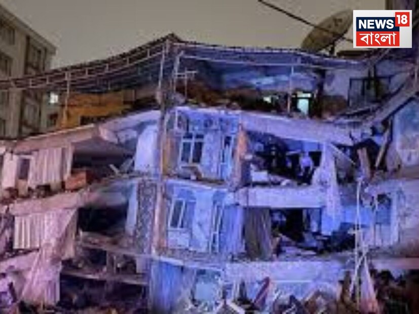 তরুণীকে তড়িঘড়ি হাসপাতালে নিয়ে যাওয়া হয়। তাঁর অবস্থা আপাতত স্থিতিশীল।