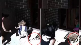 সন্তানদের বাঁচাতে মরিয়া মা, পা দিয়ে চেপে ধরলেন বিষাক্ত সাপটিকে! তারপর যা হল..দেখুন ভিডিও... সন্তানদের বাঁচাতে মরিয়া মা, পা দিয়ে চেপে ধরলেন বিষাক্ত সাপটিকে! তারপর যা হল..দেখুন ভিডিও...