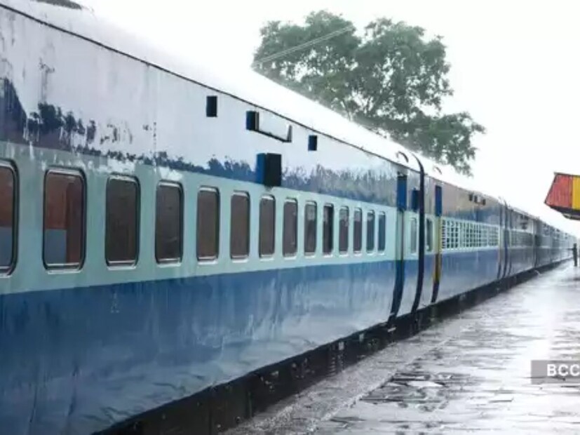 এদের ব্যবহার মেল এক্সপ্রেস বা সুপারফাস্ট ট্রেনে হয়। ট্রেনে লাল রঙের কোচেরও ব্যবহার হয়। নীল রঙের ICF (Integral Coach Factory) কোচের নির্মাণ শুরু হয়েছিল ১৯৫২ সালে। এরা তামিলনাড়ুর চেন্নাইতে অবস্থিত ইন্টিগ্রাল কোচ ফ্যাক্টরি (ICF) তৈরি করা হয়।