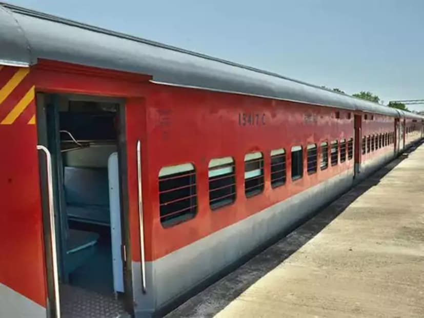 লাল কোচ অ্যালুমিনিয়ামের তৈরি। অন্য কোচের তুলনায় এদের ওজন কম। এদের মধ্যে ডিস্ক ব্রেক লাগানো থাকে। এরা ওজনে হালকা হওয়ার কারণে ২০০ কিলোমিটার প্রতি ঘণ্টা গতিতে চলতে পারে। লাল রঙের কোচ রাজধানী এবং শতাব্দীর মতো ট্রেনে রয়েছে। এগুলির ফলে ট্রেনের গতি বেশি হয়। 