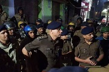 রাতের আঁধারে ৭০টি গাড়ি নিয়ে উত্তর প্রদেশের এই গ্রামে আচমকা হানা উত্তরাখণ্ডের পুলিশের !