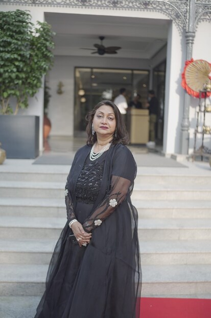 Varda Goenka Fine Jewels by Diagold-এর প্রতিষ্ঠা এবং ক্রিয়েটিভ ডিরেক্টর ভর্দা গোয়েঙ্কা বলেন, “গয়না নিছক অলঙ্কার নয়। ইতিহাস, সংস্কৃতি ও চিরন্তন ঐতিহ্যের প্রতিচ্ছবি। ‘Patiala Jewels’ ও ‘Jodhpur Jadau’ কালেকশনে ভারতের রাজকীয় ঐতিহ্যকে আধুনিক নকশায় ফুটিয়ে তোলা হয়েছে। সূক্ষ কাজ, চোখধাঁধানো সব রত্ন।’’ 