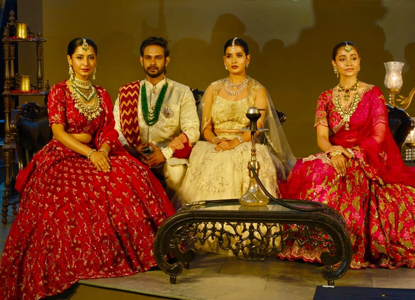 সঙ্গে ছিল গ্র্যান্ড ফ্যাশন ওয়াক। মডেলরা ‘Patiala Jewels’ ও ‘Jodhpur Jadau’ কালেকশনের অনবদ্য গহনা পরে ক্যাটওয়াক করলেন। এটা নিছক অলঙ্কারের প্রদর্শনী ছিল না, রাজঘরানার চাকচিক্য আর দ্যুতিতে তা হয়ে উঠেছিল ভারতীয় সংস্কৃতি ও ঐতিহ্যের উদযাপনের সন্ধ্যা। 