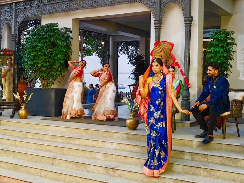 পাটিয়ালা রাজ পরিবারের রত্নভাণ্ডারের কথা সর্বজনবিদিত। সেখান থেকে অনুপ্রেরণা নিয়েই তৈরি হয়েছে Patiala Jewels কালেকশন। বিলাসিতা আর রাজকীয় শৈলীর যুগলবন্দী। ঝলমলে হীরে, চোখধাঁধানো পান্না, উজ্জ্বল রুবি আর মোতির সংমিশ্রণ। পাটিয়ালা নেকলেসের গাথা তো কিংবদন্তী হয়ে রয়েছে। এই কালেকশনেও সেই ছোঁয়া মিলবে। ঐতিহ্যবাহী কারুশিল্প আর আধুনিক সৌন্দর্যের নিখুঁত মেলবন্ধন ঘটানো হয়েছে এই গয়নায়। 