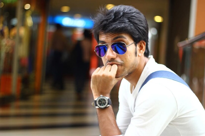 যদিও ইতিমধ্যেই এই মেগা-সিরিজের একটি এপিসোডে দেখা গিয়েছে ‘মিরাক্কেল’ খ্যাত রাজু নন্দী ওরফে ভিকিকে। ‘কাকাবাবু’-র আদলে সৃষ্ট দারুণ মজাদার এক গোয়েন্দা চরিত্র ব্যাঁকাবাবু হিসেবে দেখা গিয়েছে তাঁকে। আরও কী চমক থাকে, তা দেখার জন্য চোখ রাখতে হবে প্রতি শুক্রবার করে। আর সবথেকে গুরুত্বপূর্ণ বিষয় হল, অচিরেই এই মেগা-সিরিজ স্থান করে নিয়েছে দর্শকদের হৃদয়ে। 