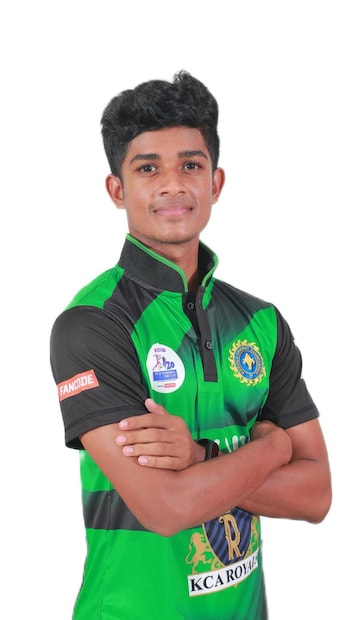 ভিগনেশের বাবা একজন অটোচালক: ভিগনেশ পুথুরের বাবা পেশায় একজন অটোচালক। তরুণ এই স্পিনার কেরলের জন্য অনূর্ধ্ব-১৪ এবং অনূর্ধ্ব-১৯ স্তরে খেলেছেন। স্কাউটসে তিনি মুম্বই ইন্ডিয়ান্সের নজরে আসেন। গত বছর কেরালা ক্রিকেট লিগে অ্যালেপ্পি রিপলস-এর হয়ে খেলার সময় তিনটি ম্যাচে ২টি উইকেট নিয়েছিলেন ভিগনেশ। এর পাশাপাশি তামিলনাড়ু ক্রিকেট লিগেও অংশগ্রহণ করেছিলেন ভিগনেশ। পেরিন্থালমান্নায় নিজের জলি রোভার্স ক্রিকেট ক্লাবের হয়ে দুর্ধর্ষ খেলার পর কেসিএল টি২০ টুর্নামেন্টে সুযোগ পান। এরপর নভেম্বর ২০২৪-এর আইপিএল মেগা নিলামে মুম্বই ইন্ডিয়ান্সের হয়ে সাইন করেন ভিগনেশ। আর মাত্র ৪ ওভারে মাত্র ৩২ রান দিয়ে ৩টি উইকেট নিয়েছেন তিনি। Photo: IPL