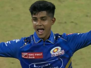 প্রথম ম্যাচেই ঝুলিতে তিন উইকেট ! অটোচালকের পুত্রই যেন মুম্বই ইন্ডিয়ান্সের নতুন তারকা প্রথম ম্যাচেই ঝুলিতে তিন উইকেট ! অটোচালকের পুত্রই যেন মুম্বই ইন্ডিয়ান্সের নতুন তারকা