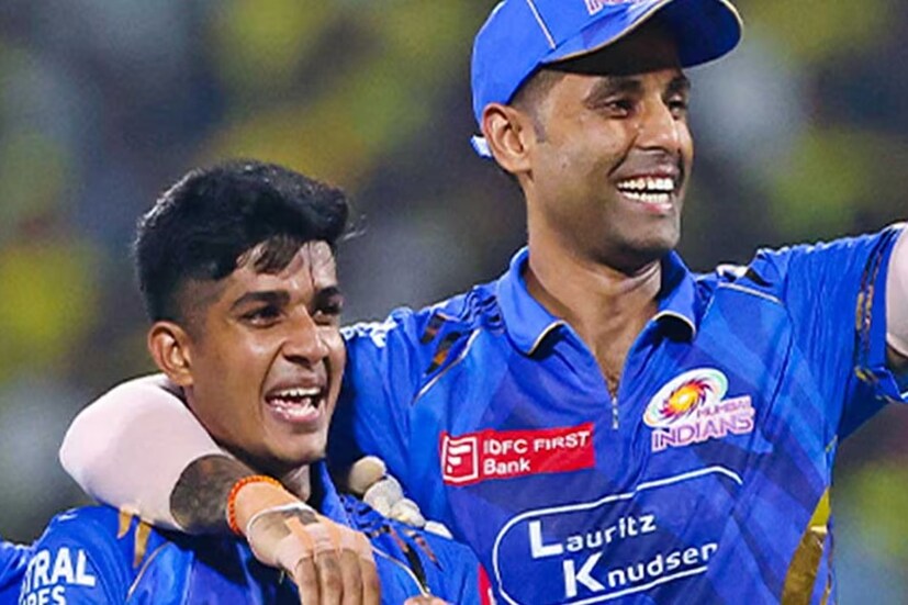 অষ্টম ওভারে বল করার জন্য ভিগনেশ পুথুরকে ডেকে পাঠান মুম্বই ইন্ডিয়ান্সের ভারপ্রাপ্ত অধিনায়ক সূর্যকুমার যাদব। মুম্বই তখন নিজেদের ১৫৫ রান বাঁচানোর জন্য লড়াই করছিল। এদিকে প্রথম ওভারে এসেই ৫৩ রানে সিএসকে অধিনায়ক ঋতুরাজ গাইকোয়াড়কে আউট করে দেন এই বাঁ-হাতি রিস্ট স্পিনার। আসলে গাইকোয়াড় পুথুরের বলটি এমন ভাবে লং অফে খেলেছিলেন, যেখানে ফিল্ডার আগে থেকেই উপস্থিত ছিলেন। এখানেই শেষ নয়, আবার তিনি নিজের দ্বিতীয় ওভারে একটি গুগলি দিয়ে শিবম দুবেকে ফাঁকি দেন। আর তাঁর ক্যাচটি ধরেন তিলক ভার্মা। এরপর দীপক হুডার উইকেটটি নেন ভিগনেশ। আসলে হুডা বড় শট হাঁকিয়েছিলেন, কিন্তু লং-অনে তাঁকে ধরা দিতেই হয়। Photo: IPL