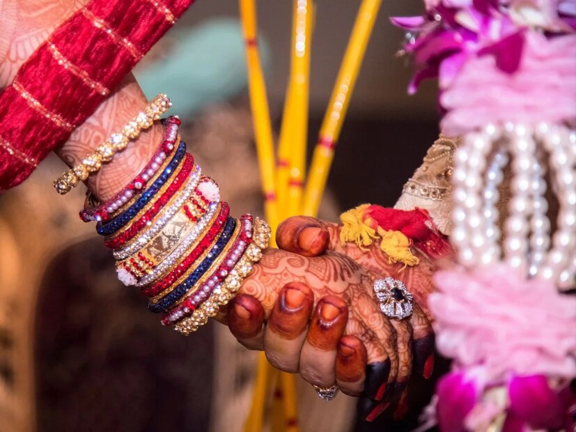 *বিয়ের কার্ডের লেখা ছিল, &quot;শুভ বিবাহ কা নিয়োতা, লাডলা মোহিত সাং লাডলি রিনা, নিয়োতা ভেজান ওয়ালে প্রেম কুমার খান্না, লাডলা মোহিত কুমার কা বায়া রিনাকে সেজ শুভ বিবাহ টেক দিয়া হ্যায়, অর ইস খুশি কে মোকে পাই থারে সারে কুনবে কা নিয়োতা সায়, আর মহারা সারা কুনবা থারে আনে কা আয়াতা সায়। খানাই পাই টুট পদন কা তাম ১০.১৫ সেভেরে নাই লুগাইয়াঁকে গীত ০৬.১৫ বাজে সাঁঝ নাই জ্যানেট চাধন কা তাম শুক্রবার ০৯.১৫ বাজে সাভেরে নয়ন।&quot; প্রতীকী ছবি। 