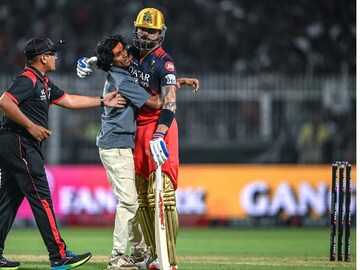 বিরাট কোহলিকে নিয়ে এমন 'এপ্রিল ফুল'! সারা দুনিয়া চমকে গেল, ইয়ার্কি নাকি! বিরাট কোহলিকে নিয়ে এমন 'এপ্রিল ফুল'! সারা দুনিয়া চমকে গেল, ইয়ার্কি নাকি!