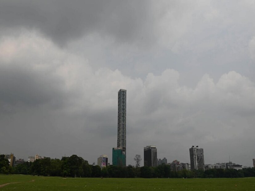 কলকাতায় মেঘলা আকাশ। রাতের ঝড়-বৃষ্টিতে তাপমাত্রা বেশ কিছুটা ইতিমধ্যেই কমেছে। সর্বোচ্চ ও সর্বনিম্ন দুই তাপমাত্রাই স্বাভাবিকের নীচে রয়েছে এখন। সকাল থেকে পুরোপুরি মেঘলা আকাশ হলেও বেলায় আংশিক মেঘলা আকাশ এবং সূর্যের দেখা মিলতে পারে। বজ্রবিদ্যুৎ-সহ হালকা থেকে মাঝারি বৃষ্টি হওয়ার সম্ভাবনা। দমকা ঝোড়ো বাতাস বইবে এবং সঙ্গে বজ্রপাতের আশঙ্কা রয়েছে।