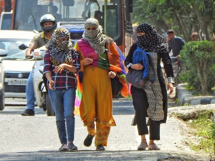 উত্তরপ্রদেশ এবং মধ্যপ্রদেশের আবহাওয়ার অবস্থা:আইএমডির পূর্বাভাস অনুসারে, উত্তরপ্রদেশ এবং মধ্যপ্রদেশে মানুষ তাপপ্রবাহের সম্মুখীন হতে পারে। উত্তরপ্রদেশের আবহাওয়া নিয়ে আলোচনা করলে, কানপুর, এলাহাবাদ, বারাণসী এবং লখনউয়ের তাপমাত্রা ৪০ ডিগ্রি সেলসিয়াসে পৌঁছতে পারে।