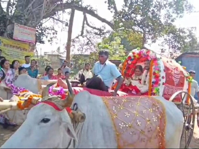 পূর্ব বর্ধমানের ভেদিয়ার বাসিন্দা জীবনানন্দ দে। আপাতত সামাজিক মাধ্যমে ভাইরাল তিনি। ভাইরাল হওয়ার কারণ তাঁর বিয়ে। তাঁর বিয়ে করতে যাওয়ার ধরন তাঁকে ভাইরাল করেছে। সেলিব্রেটিদের বিয়ের ছবি যেমন সামাজিক মাধ্যমে ভাইরাল হয়ে থাকে, তেমনি জীবনানন্দ দের বিয়েও এখন নেট নাগরিকদের চর্চার বিষয়।