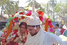 বিয়ের পর গাড়ি চেপে নয়... যা চড়ে ঘরে এলেন বর-কনে দেখলে অবাক হবেন!
