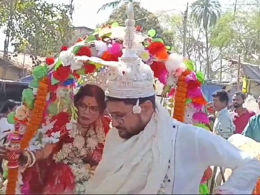গরুর গাড়িতে এল বর কনে। এ দৃশ্য দেখেনি আজকের প্রজন্ম। গরুর গাড়ি দূরে থাক, পালকিতে বউ যাওয়ার কথা পড়েছে, কিন্তু দেখেনি তারা। এখন বর-কনে আসে চারচাকা গাড়িতে। যার যত বেশি সামর্থ, তার বিয়ের গাড়ি তত দামি। কিন্তু সেই নতুনের মাঝে পুরনোকে যদি ফিরে পাওয়া যায় তবে কেমন হয়! সেই পুরনো রীতি নতুন করে ছুঁয়ে দেখা গেলে! তেমনটাই করলেন পূর্ব বর্ধমানের জীবনানন্দ দে, বিয়ে করতে গেলেন গরুর গাড়িতে চড়ে। বউ নিয়ে ফিরলেন সেই গাড়িতেই।