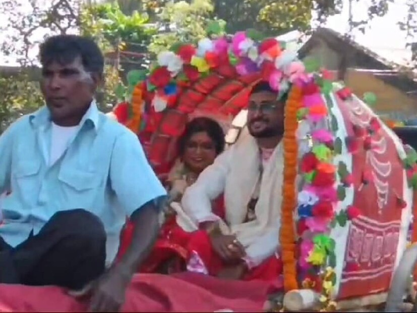 বিলাসবহুল চারচাকা গাড়ির যুগে গ্রাম বাংলার ঐতিহ্য ধরে রাখতে গরুর গাড়িতেই নববধূকে নিয়ে ফিরলেন জীবনানন্দ। আউশগ্রামের ভেদিয়ার বর জীবনানন্দ দে। তাঁর বিয়ে হল আউশগ্রামেরই গোবিন্দপুরের কনে নিবেদিতা মাঝির সঙ্গে। গরুর গাড়িতে চড়ে বিয়ে করতে যাওয়ার কথা নিবেদিতাকে জানিয়েছিলেন জীবনানন্দ। হবু বরের ইচ্ছেয় সায় দেন নিবেদিতা।তাঁদের এই অভিনব সিদ্ধান্তে মুগ্ধ স্থানীয় বাসিন্দারাও।