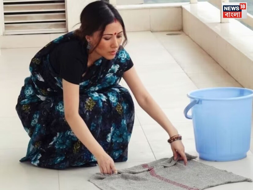 আধুনিক পদ্ধতিতে ঘর পরিষ্কার করলে চলবে না। অর্থাৎ ভ্যাকিয়ম ক্লিনার বা মপের মাধ্যমে ঘর পরিষ্কার করে ফেললেন, তা করলে চলবে না। সামনের দিকে ঝুঁকি ঘর ঝাঁট দিতে হবে। একদম হাঁটু মুড়ে, মাটিতে বসে ঘর মুছতে হবে।