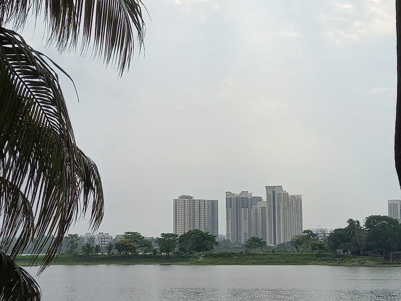 কলকাতায় আজ, সোমবার সর্বনিম্ন তাপমাত্রা ২৫.২ ডিগ্রি সেলসিয়াস। যা স্বাভাবিক তাপমাত্রার চেয়ে ১.৬ ডিগ্রি সেলসিয়াস বেশি। গতকাল, রবিবার দিনের সর্বোচ্চ তাপমাত্রা ছিল ৩৫.৭ ডিগ্রি সেলসিয়াস। যা স্বাভাবিক তাপমাত্রার থেকে ২.১ ডিগ্রি সেলসিয়াস বেশি। বাতাসে জলীয় বাষ্পের পরিমাণ বা আপেক্ষিক আর্দ্রতা ৪৮ থেকে ৯১ শতাংশ। আগামী ২৪ ঘণ্টায় শহরের তাপমাত্রা থাকবে ২৫ ডিগ্রি থেকে ৩৫ ডিগ্রি সেলসিয়াসের মধ্যে।