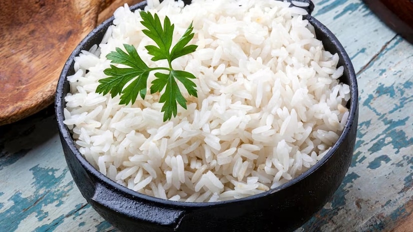 ভারতের ৫০% এরও বেশি মানুষ ভাত খান। বেশিরভাগ মানুষ দুপুরের খাবার বা রাতের খাবারে ভাত খেতে পছন্দ করেন। কিন্তু এই প্রশ্নটি প্রায়ই মানুষের মনে জাগে, &quot;রাতে ভাত খাওয়া কি ঠিক নাকি?&quot; কেউ কেউ বিশ্বাস করেন যে রাতে ভাত খেলে স্থূলতা বাড়ে, আবার কেউ কেউ ভাতকে অস্বাস্থ্যকর বলে মনে করেন। 