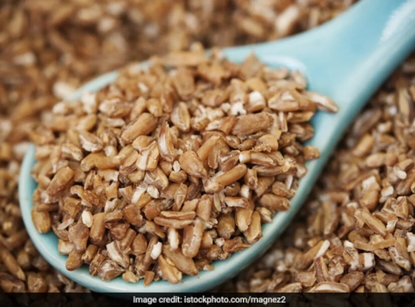বুলগুর গম (ডালিয়া) হল একটি বহুমুখী, ফাইবার সমৃদ্ধ গোটা শস্য যা দ্রুত রান্না হয় এবং এতে চালের চেয়ে কম ক্যালোরি থাকে। এটি ফাইবার সমৃদ্ধ, যা হজমে সহায়তা করে এবং আপনাকে দীর্ঘ সময়ের জন্য পূর্ণ বোধ করে ওজন কমাতে সহায়তা করে। 