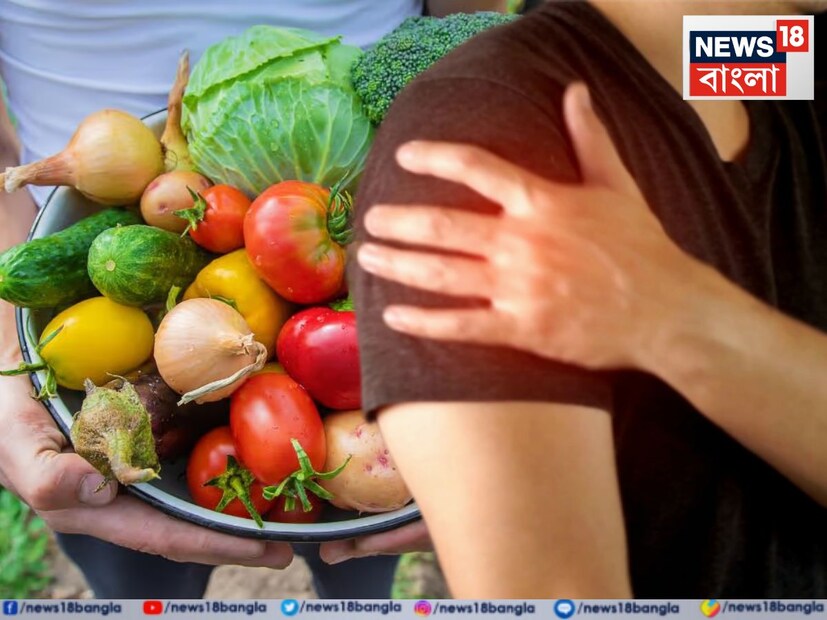বেগুনের বীজের মধ্যেও ফিতাকৃমির ডিম থাকতে পারে, যা সংক্রমণের ঝুঁকি বাড়ায়। তাই রান্নার আগে বেগুন ভালভাবে ধুয়ে নিতে হবে। বিশেষ করে যদি কাঁচা অবস্থায় কাটা হয়, তাহলে বীজের মধ্যে লুকিয়ে থাকা পরজীবীগুলো সহজেই ছড়িয়ে পড়তে পারে। সঠিকভাবে না ধুয়ে রান্না করলে, তা পেটে গিয়ে ভয়ঙ্কর সমস্যার সৃষ্টি করতে পারে। 