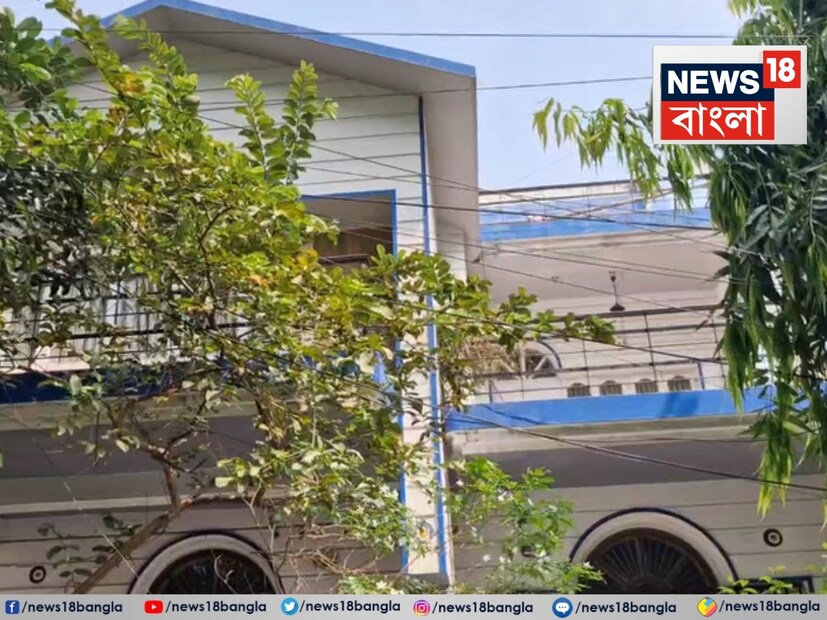 এই বিষয়ে অভিযুক্ত বরুণ ঘোষের দাবি, &quot;আমি ওই ঘরে যাই না। ওরাই যায় ওই ঘরে। আমি আগে মারিনি ছুরি নিয়ে আমার গলায় আঘাত করে গোপীনাথ আগে।&quot; প্রসঙ্গত, বরুণ প্রয়াত ফুটবলারের বাড়ির ড্রাইভার। গোপী দীর্ঘদিন এই বাড়িতে ফাই-ফরমাস খাটত। গোপী প্রায় বছর ১৫ বছর পিকে বন্দ্যোপাধ্যায়ের বাড়িতে কাজ করতেন। বরুণ সেই তুলনায় নতুন। আট-দশ বছর এই বাড়িতে ড্রাইভার হিসেবে কাজ করেন।