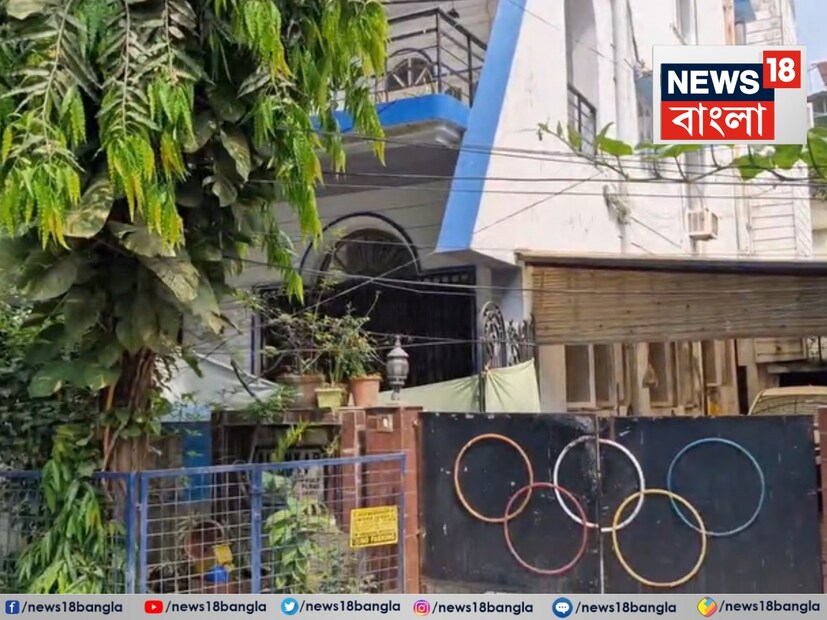 জানা যায় ব্যাগ থেকে ৫০০০ টাকা চুরি যাওয়া নিয়ে পরিচারকের সতর্ক করেন পিকে বন্দ্যোপাধ্যায়ের বড় মেয়ে পলা। সব পরিচারকের উদ্দেশ্যেই তিনি ক্ষোভ প্রকাশ করে বলেন '৫০০০টাকা চুরি হয়েছে, যে নিয়েছে ঠিক না এটা'।