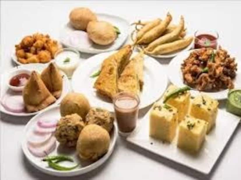 অতিরিক্ত নুনসমেত নোনতা খাবারে ডিহাইড্রেশন হতে পারে শরীরে৷ রাতের ঘুম বিঘ্নিত হতে পারে৷ লো সোডিয়াম সমেতে খাবার বেছে নিন৷ সুস্বাদু খাবারগুলিতে প্রায়ই উচ্চ মাত্রার সোডিয়াম থাকে, যা আপনার শরীরের স্বাভাবিক ঘুম চক্রকে ব্যাহত করতে পারে। পরিবর্তে, তাজা উপাদান দিয়ে তৈরি ঘরে তৈরি স্যুপ বেছে নিন।
