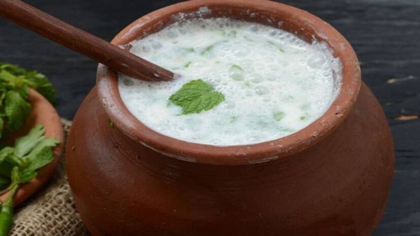 ছাছ-এ ল্যাকটিক অ্যাসিড ব্যাকটেরিয়া থাকে, যা ক্ষতিকারক এবং উপকারী অন্ত্র ব্যাকটেরিয়ার মধ্যে ভারসাম্য বজায় রাখতে সাহায্য করে। সুস্থ শরীরের জন্য প্রতিদিন একটি বড় গ্লাস বা দুটি ছোট গ্লাস ছাছ পান করার পরামর্শ দেওয়া হয়। লুজ মোশন থেকে মুক্তি পেতে ছাছ খুবই উপকারী।