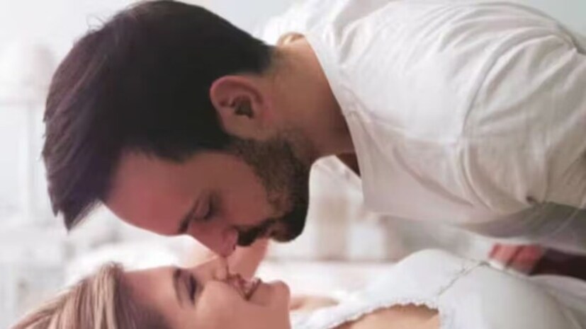 স্ত্রীরোগ বিশেষজ্ঞ কানুপ্রিয়া জৈনের মতে হরমোনাল পরিবর্তন, স্ট্রেস ও অ্যাংজাইটি, ক্লান্তি, নির্দিষ্ট কিছু ওষুধের প্রভাব, সম্পর্কজনিত টানাপড়েন-সহ একাধিক কারণে যৌন সম্পর্কে অনীহা আসতে পারে।