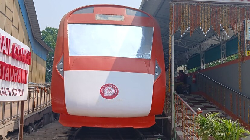 ভারতীয় রেলের নতুন অধ্যায় বন্দে ভারত এক্সপ্রেস।ইদানিংকালে চলা ট্রেনগুলোর মধ্যে বন্দে ভারত এক্সপ্রস নিয়ে আমজনতার মধ্যে বিপুল সাড়া মিলেছে। আর তাতেই এই ট্রেনে চাপার আগ্রহ দারুণ ভাবে দেখা দিয়েছে মানুষের মধ্যে। তবে এই বিলাসবহুল ট্রেনে চাপা একদিকে যেমন মোটা টাকা খরচ গুনতে হয় সেই সঙ্গে অনেকেরই আবার টাকা থাকলেও নানা কারণে ওঠা সম্ভব হয় না। (রাকেশ মাইতি)