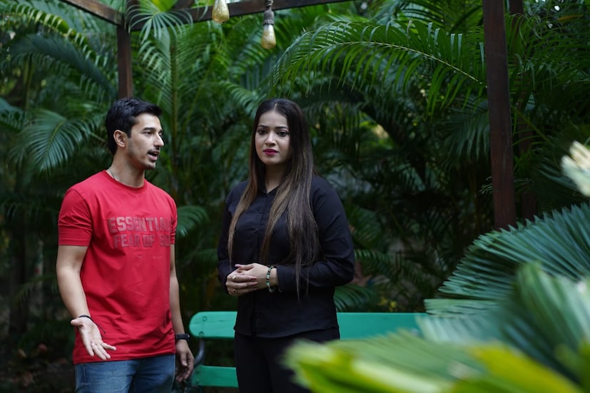 অভিনেত্রী শুভঙ্কি জানান " এই ছবিতে পুরোপুরি ভিন্ন লুকে দর্শক আমাকে দেখতে পাবে। থ্রিলার, মার্ডার, রহস্যে এই সবকিছু নিয়ে স্লেয়ার। আরিয়ান ভৌমিকের সাথে কাজ করার অভিজ্ঞতা দারুন। আশা করছি প্রজেক্টটা সবার খুব ভালো লাগবে"।