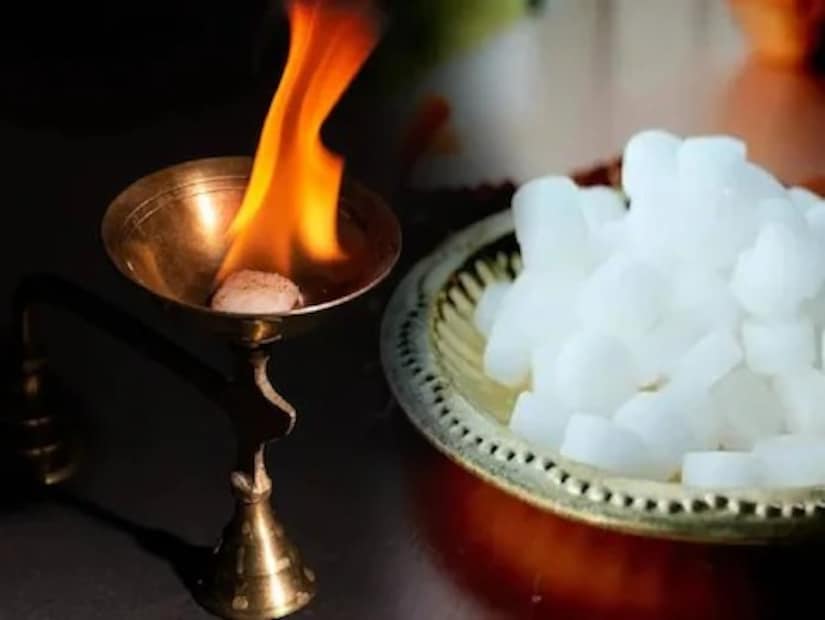 ৭ টি করে তেজপাতা, এলাচ ও লবঙ্গ পুড়িয়ে নিন তামা বা পিতলের পাত্রে কর্পূরের আগুনে৷ তার পর সেই পবিত্র ধোঁয়া ছড়িয়ে দিন বাড়ির সর্বত্র৷