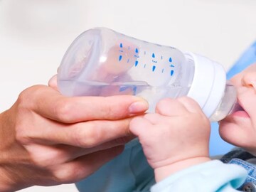 কত 'মাস' বয়স থেকে শিশুকে 'জল' খাওয়ানো উচিত? জানুন সঠিক Age, সতর্ক হন, নইলে...! কত 'মাস' বয়স থেকে শিশুকে 'জল' খাওয়ানো উচিত? জানুন সঠিক Age, সতর্ক হন, নইলে...!